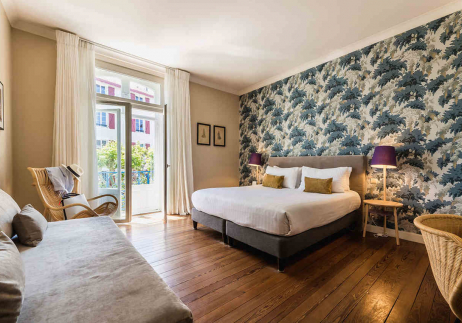La chambre superieure de l'hôtel Edouard VII, grand lit confortable